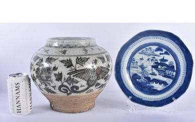 AN 18TH CENTURY CHINESE EXPORT BLUE AND WHITE PORCELAIN PLAT...