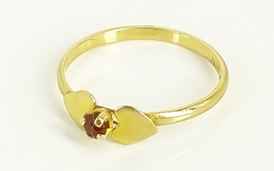 AN 18ct GOLD AND GARNET RING