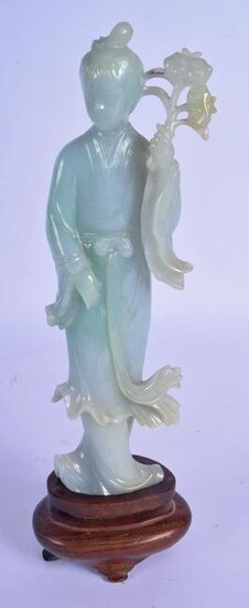 AN EARLY 20TH CENTURY CHINESE CARVED ICEY JADEITE