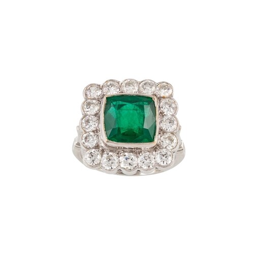 AN EARLY 20TH CENTURY DIAMOND AND EMERALD CLUSTER RING, of s...