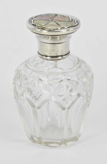 AN EARLY 20th CENTURY PERFUME BOTTLE