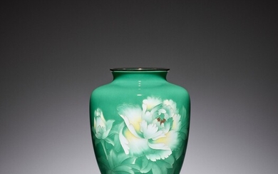 AN EMERALD GREEN CLOISONNÉ ENAMEL VASE WITH PEONY, ATTRIBUTED TO THE WORKSHOP OF ANDO JUBEI...