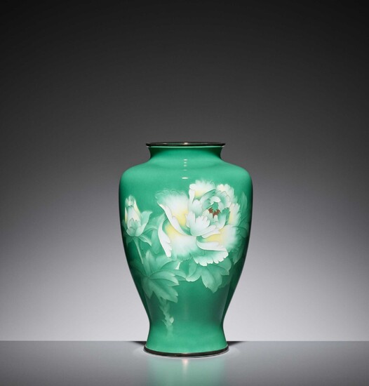 AN EMERALD GREEN CLOISONNÉ ENAMEL VASE WITH PEONY, ATTRIBUTED TO THE WORKSHOP OF ANDO JUBEI