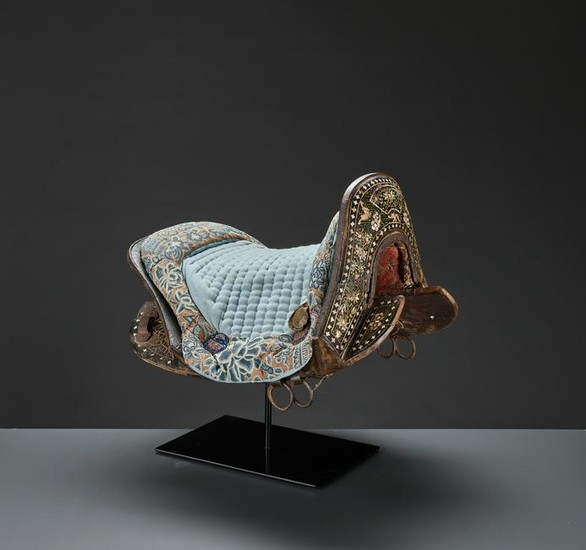 AN INLAID WOOD SADDLE WITH CLOISONNE FITTINGS QING