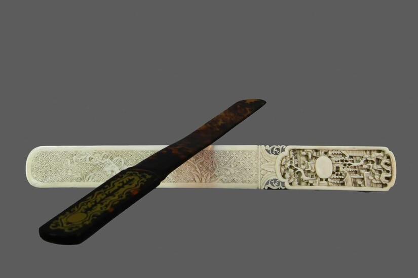 AN LATE 19TH CENTURY CHINESE IVORY PAGE TURNER