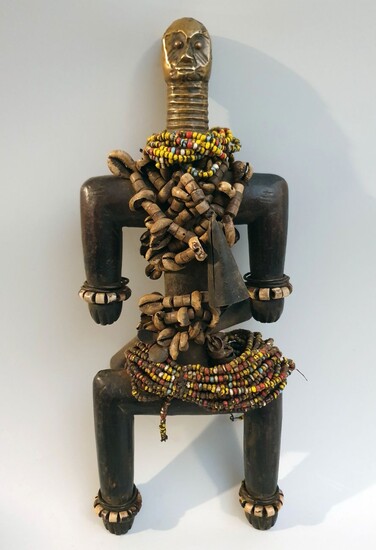 Afrique. Une importante poupée Namji recouverte de perles et de corries de décoration symbolisant la...