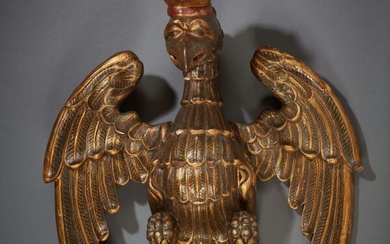Aigle porte-livre en bois de résineux sculpté, polychromé et doré. Couronné, les ailes éployées, il...