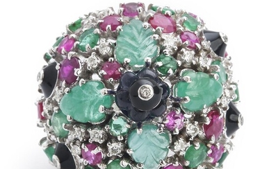 NOT SOLD. An emerald, ruby and diamond ring with circular-cut rubies and emeralds and carved emeralds and sapphires and brilliant-cut diamonds, mounted in 14k white gold. – Bruun Rasmussen Auctioneers of Fine Art