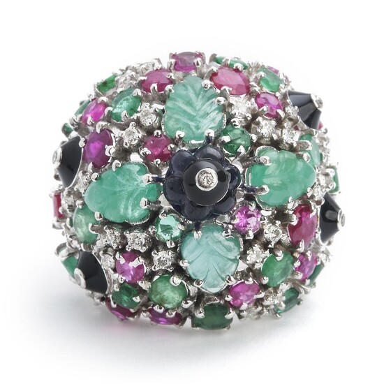 NOT SOLD. An emerald, ruby and diamond ring with circular-cut rubies and emeralds and carved emeralds and sapphires and brilliant-cut diamonds, mounted in 14k white gold. – Bruun Rasmussen Auctioneers of Fine Art