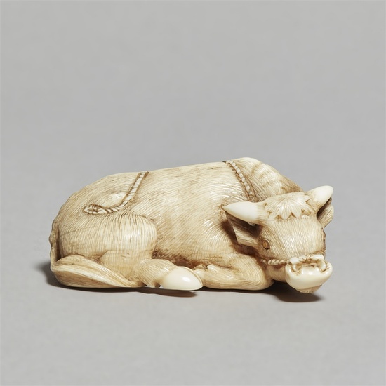 An ivory netsuke of a recumbent ox. 19th century