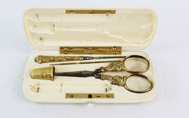 An ivory sewing set case. 18kt thimble - Gold, Ivory - 19th century