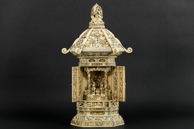Antiek vrij groot Chinees huisaltaar in ivoor : een pagode rondom versierd met fijngesculpteerde bas-reliëfs...