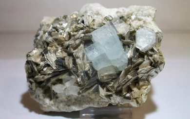 Aquamarine Crystals on matrix - Height: 8 cm - Width: 10 cm- 678 g - (1)