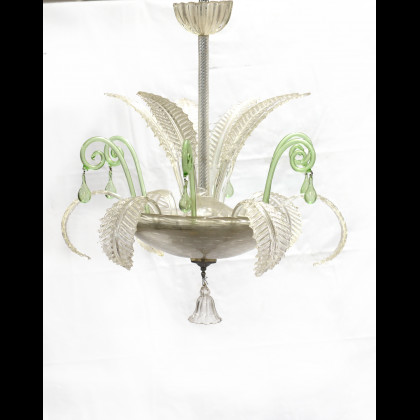 Archimede Seguso ( Murano 1909 - Murano 1999 ) , (Attribuito) Lampada a sospensione a tre luci in vetro soffiato incolore e verdino decorato con foglie e gocce. Murano, anni...