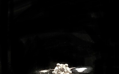 Bague solitaire en or blanc 18K (750°/00) ornée d’un diamant rond taillé en brillant moderne...