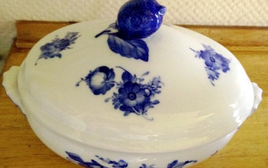 SOLD. “Blue Flower”. A porcelain dish decorated in underglaze blue. Royal Copenhagen no. 8054. L. 25 cm. – Bruun Rasmussen Auctioneers of Fine Art