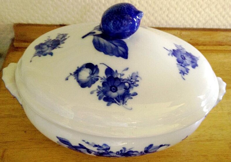 SOLD. “Blue Flower”. A porcelain dish decorated in underglaze blue. Royal Copenhagen no. 8054. L. 25 cm. – Bruun Rasmussen Auctioneers of Fine Art