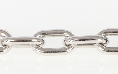 Bracelet en or gris serti de diamants noirs. Poids brut : 14,8 g