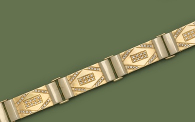Bracelet semi rigide en or jaune 18K (750/1000) formé de six mailles plates allongées serties...