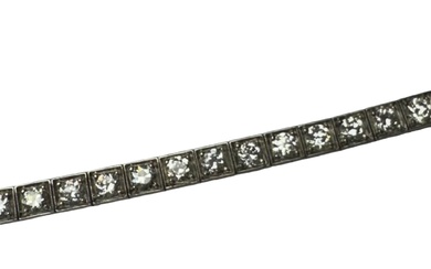 Bracelet tennis en or gris en forme de ligne sertie de 42 diamants. La monture...