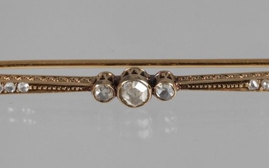 Broche en diamant vers 1920, or jaune estampillé 585, serti de nombreuses roses diamantées d'un...