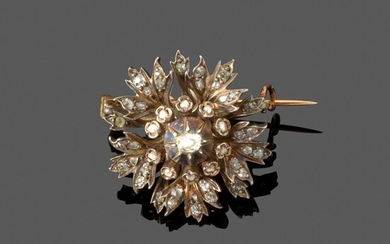 Broche "fleur" XIXe siècle. En or jaune 18k et argent sertis de diamants taille rose....