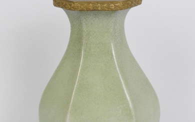 CHINE : Petit vase en porcelaine céladon, monture en bronze doré. Haut : 13,5cm