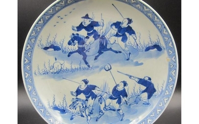 CHINESE BLUE AND WHITE PORCELAIN PLATE WITH HUNTERS