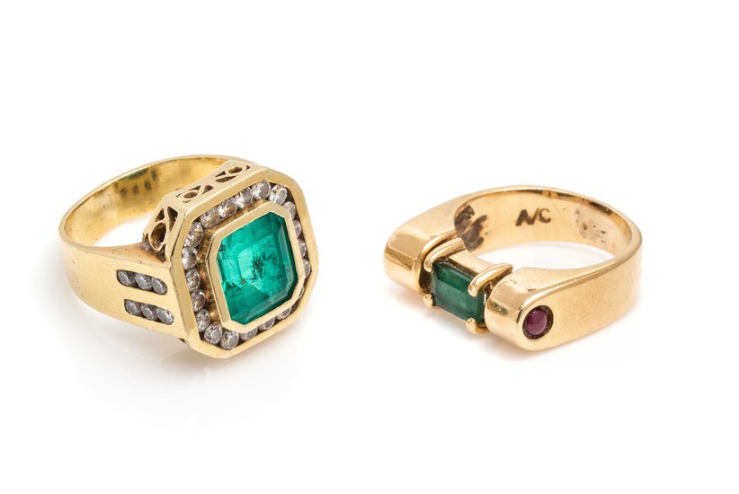 COLLECTION OF YELLOW GOLD AND EMERALD RINGS