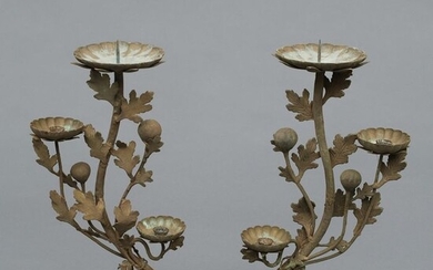 Candlestick (2) - Bronze - Set of two elegant bronze candlesticks chrysanthemum flowers and leaves - Japan - Taishō period (1912-1926)