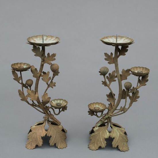 Candlestick (2) - Bronze - Set of two elegant bronze candlesticks chrysanthemum flowers and leaves - Japan - Taishō period (1912-1926)