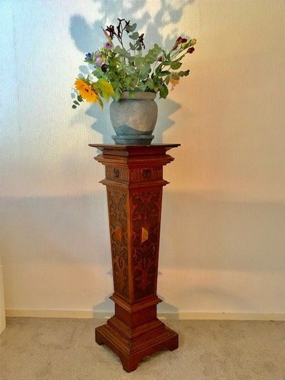 Carved Pedestal - Victorian Style - Oak - First half 20th century