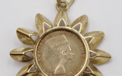 Chaîne en GG 585 avec pendentif, celui-ci avec pièce de monnaie "Nofretiti", poids total 4,9gr,...