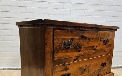 Chest of drawers - Pine wood