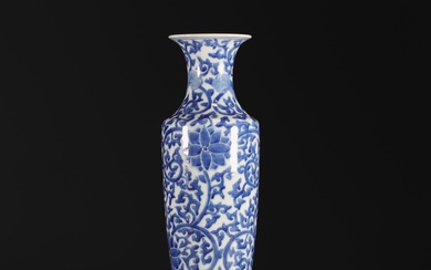 Chine - Vase balustre en porcelaine blanc bleu à décor de fleurs de lotus, marque...