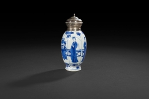 Chine Vase oblong en porcelaine à décor en bleu so…