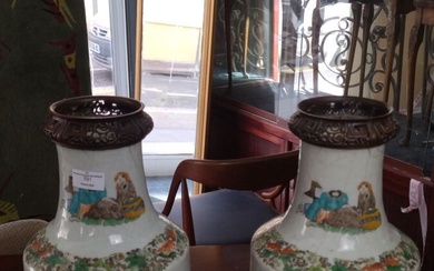 Chine : paire de vases en porcelaine polychrome à décor de scènes de lettrés. H...