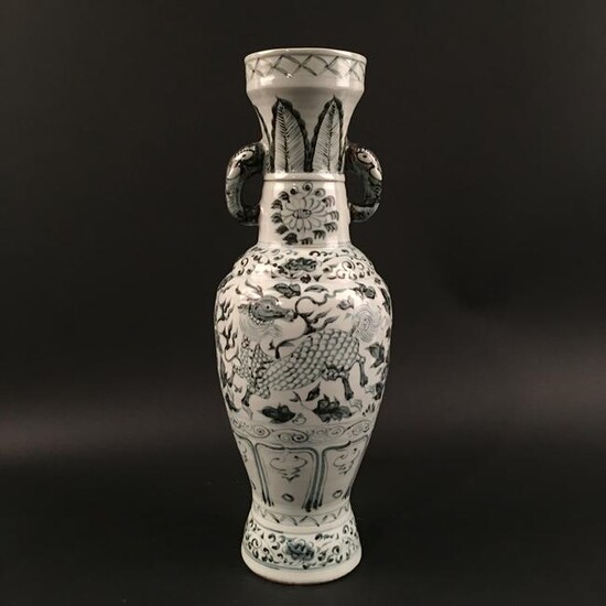 Chinese Yuan Style Blue-White 'Dragon' Vase