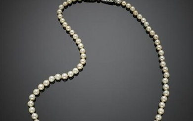 Cultured graduated pearl necklace with pearl diam. from