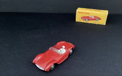 DINKY TOYS : Maserati Sport 2000, rouge. Avec... - Lot 391 - Daguerre