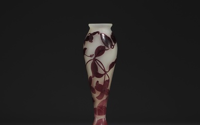 Émile GALLÉ (1846-1904) Pied de Lampe en verre multicouche dégagé à l'acide à décor floral,...
