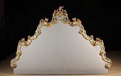 Extravagante tête de lit de style Louis XV de la taille d'un super-roi. Le plateau...