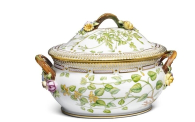 SOLD. “Flora Danica” porcelain tureen. 180/179. Royal Copenhagen. H. 20 cm. L. 30 cm – Bruun Rasmussen Auctioneers of Fine Art