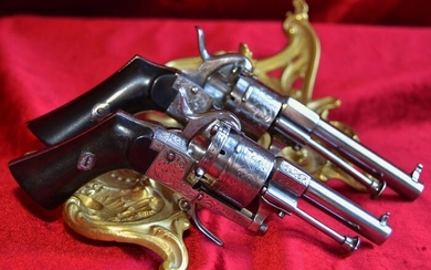 France - 1840/1845 - Véritable premier modèle LEFAUCHEUX - 2 pistolets 7mm dont l'un version plus petite - Entièrement ciselé - Esthétique en parfait état ainsi que le mécanisme - Pistol - 7mm Cal