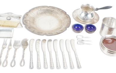 GROUP OF AMERICAN SILVER PIECES Diameter of lobed dish: 8 1/2 in. (21.6 cm.)