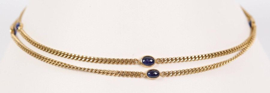Gold necklace (750) alternating with 7 cabochon sapphires. L : 75 cm, Gross weight : 23.2 gr.