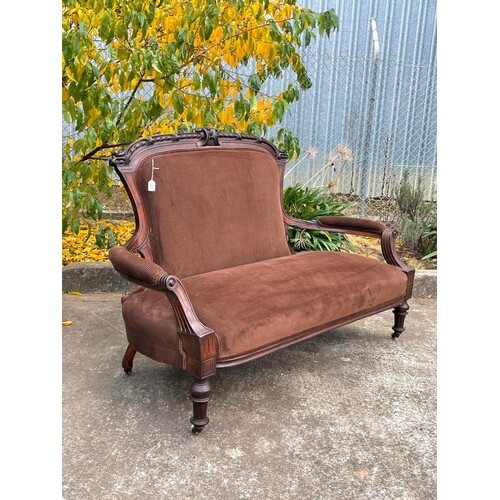 Good quality Antique Victorian walnut double ended settee, w...