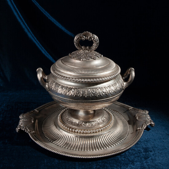 Grande zuppiera in argento con présentoir, Londra 1815