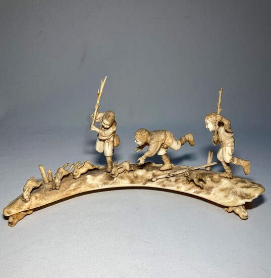 JAPON Okimono en ivoire sculpté représentant une chasse au lapins, signé Fin XIXème H.: 12.5...