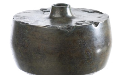 JAPON - Vase en bronze à patine verte mouchetée